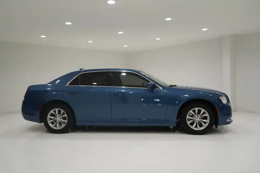 2023 Chrysler 300 Touring's photo