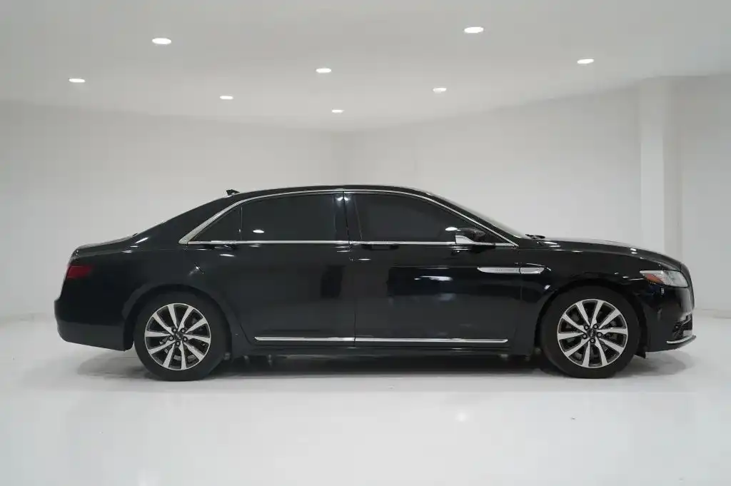 2018 Lincoln Continental Premiere Livery AWD's photo
