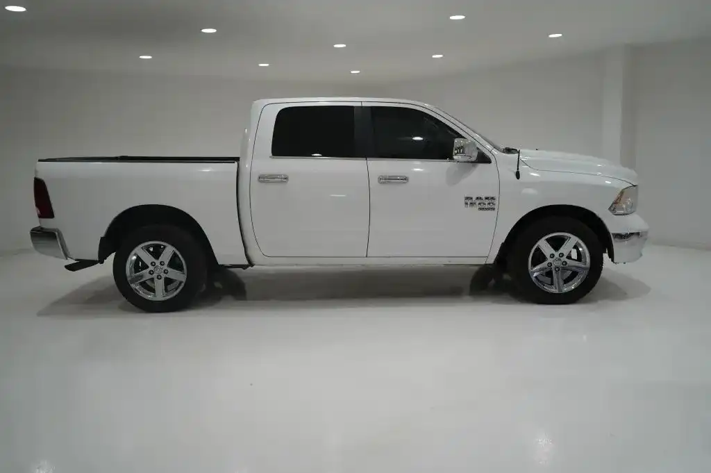 2019 RAM 1500 Classic SLT 4WD Crew Cab 5'7's photo