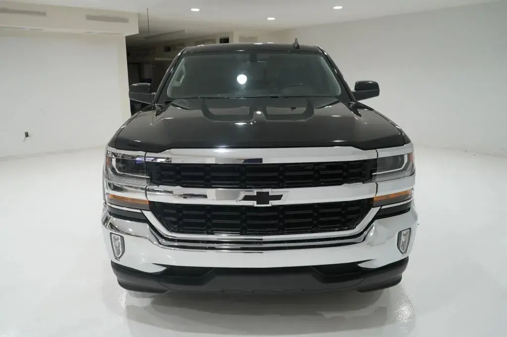 2018 Chevrolet Silverado 1500 LT Crew Cab Short Box photo 3