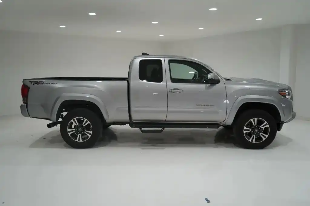 2016 Toyota Tacoma TRD Sport 2WD Access Cab V6 Auto Standard Bed's photo