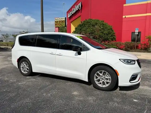 2025 Chrysler Pacifica Select's photo