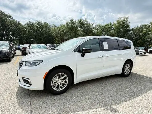 2025 Chrysler Pacifica Select photo 3