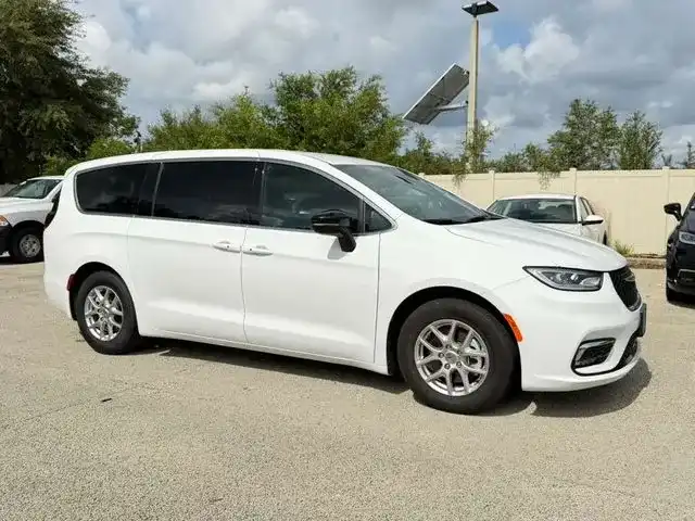 2025 Chrysler Pacifica Select's photo