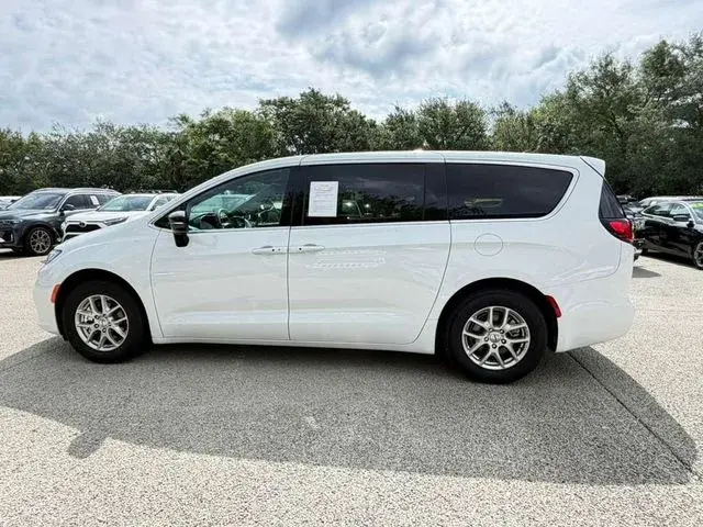 2025 Chrysler Pacifica Select photo 5