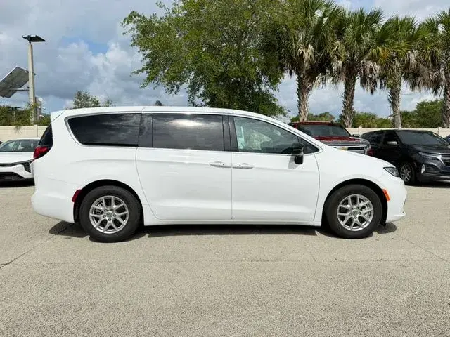 2025 Chrysler Pacifica Select photo 4