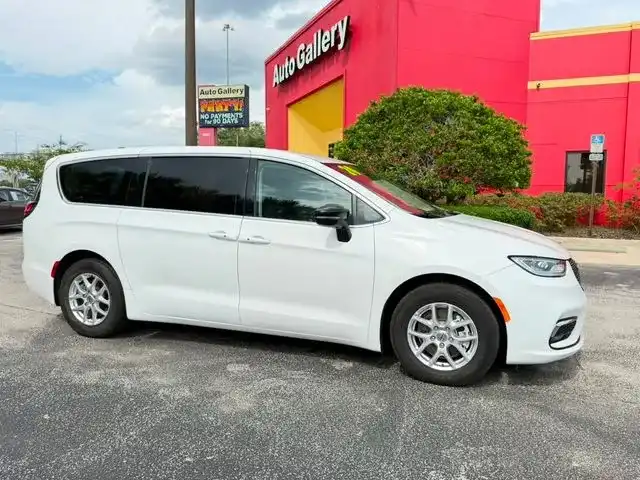 2024 Chrysler Pacifica Touring L's photo