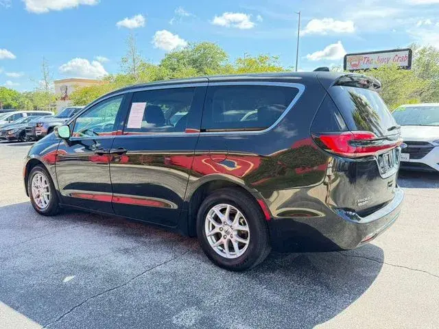 2023 Chrysler Pacifica Touring L photo 5
