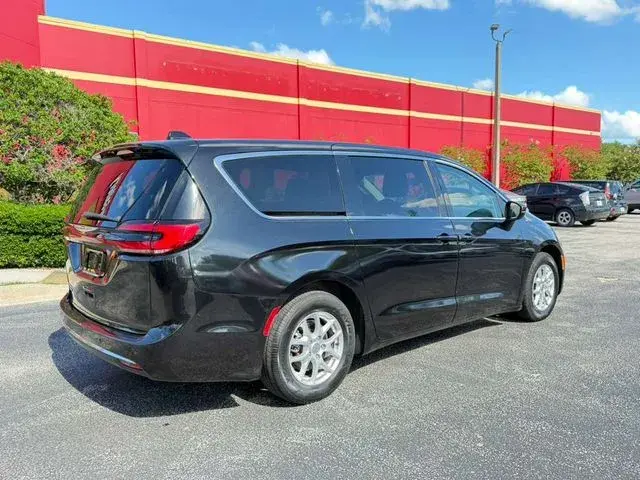 2023 Chrysler Pacifica Touring L photo 4