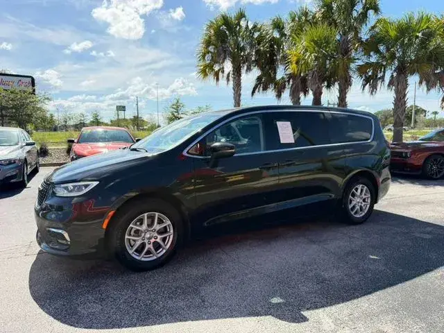 2023 Chrysler Pacifica Touring L photo 3