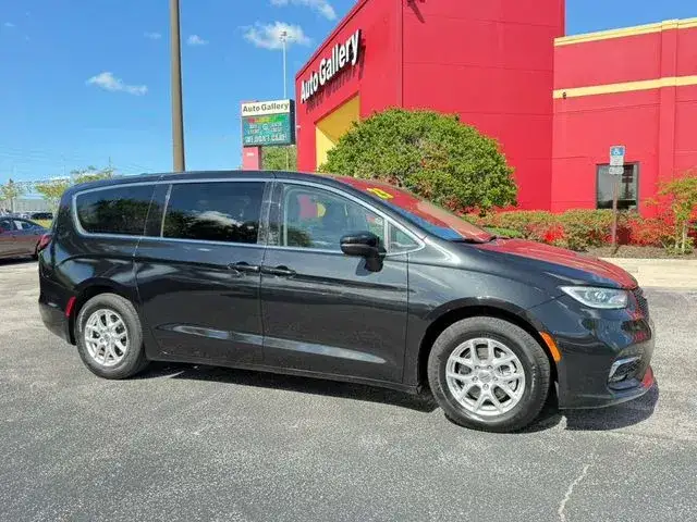 2023 Chrysler Pacifica Touring L photo 1