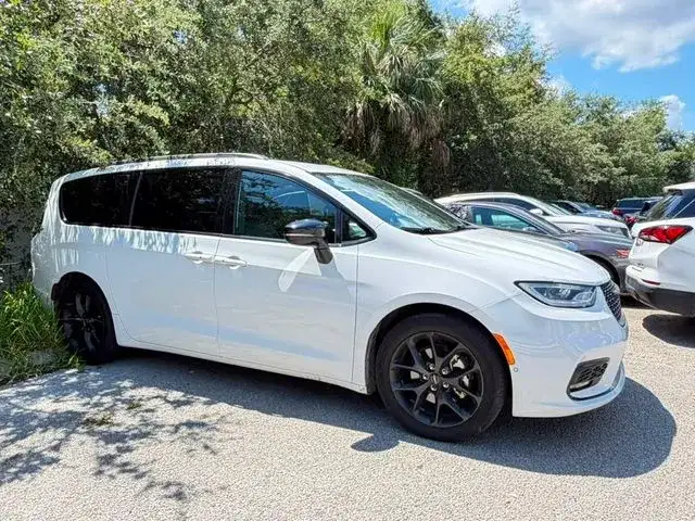 2024 Chrysler Pacifica Touring L's photo