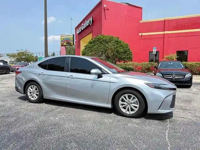 2025 Toyota Camry LE Hybrid's photo
