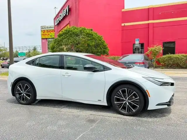 2023 Toyota Prius XLE AWD's photo
