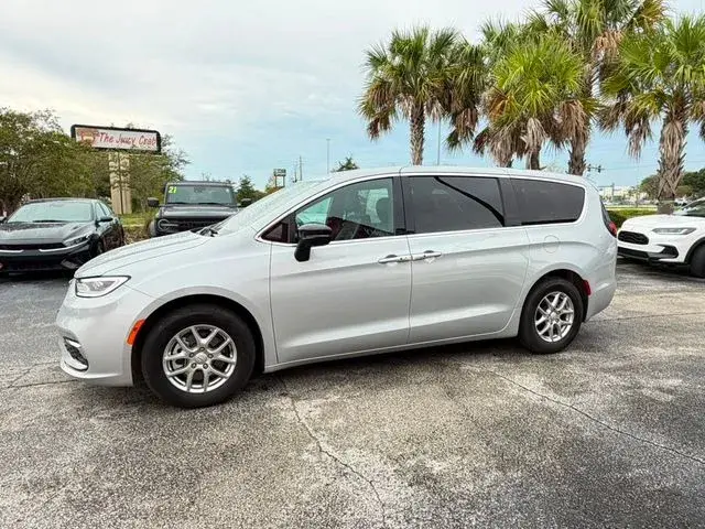 2026 Chrysler Pacifica Select photo 3