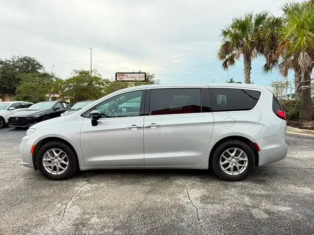 2026 Chrysler Pacifica Select photo 5