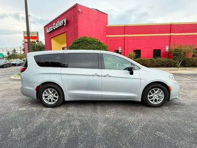 2026 Chrysler Pacifica Select photo 4