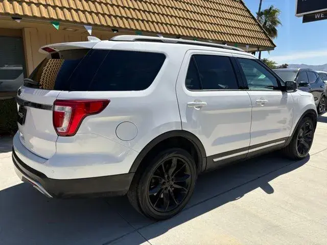 2017 Ford Explorer XLT FWD photo 4