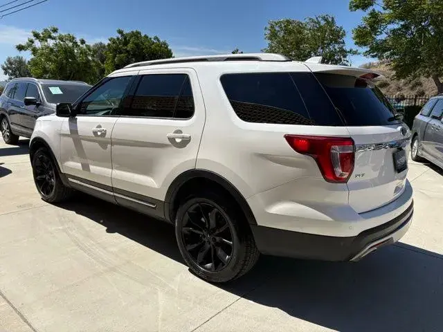 2017 Ford Explorer XLT FWD photo 5