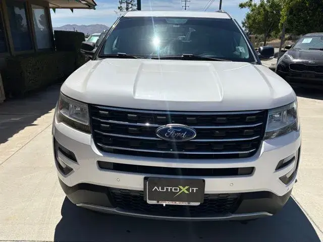 2017 Ford Explorer XLT FWD photo 3