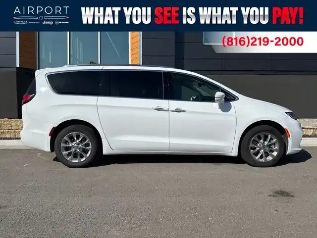 2021 Chrysler Pacifica Touring L's photo