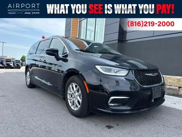 2023 Chrysler Pacifica Touring L's photo