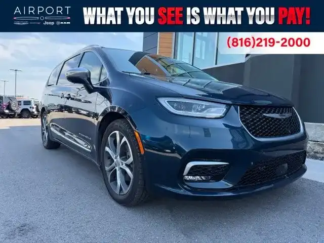 2022 Chrysler Pacifica Pinnacle's photo