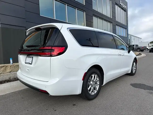 2027 Chrysler Pacifica Select photo 3