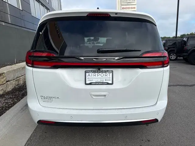 2027 Chrysler Pacifica Select photo 4