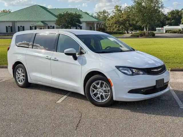 2023 Chrysler Voyager LX's photo