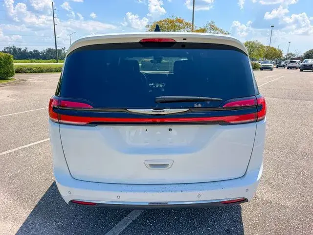 2025 Chrysler Pacifica Select photo 4