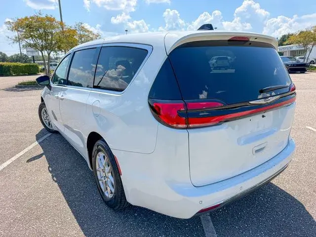 2025 Chrysler Pacifica Select photo 5