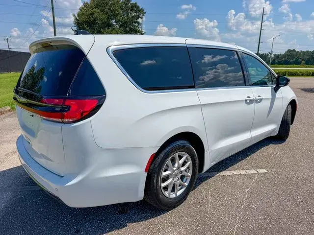 2025 Chrysler Pacifica Select photo 3