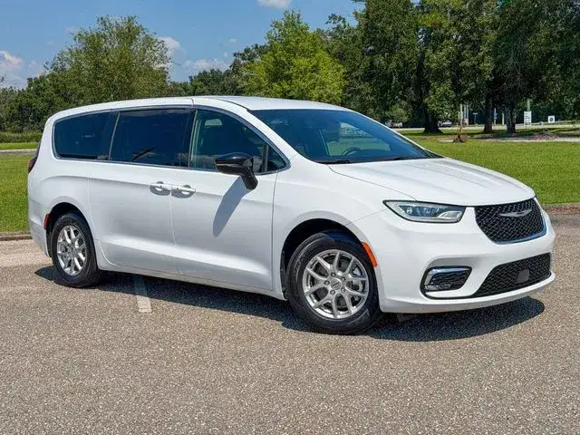 2025 Chrysler Pacifica Select photo 1