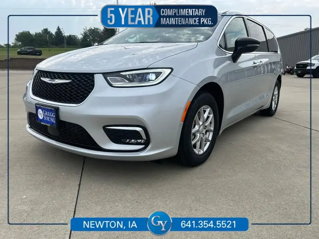 2026 Chrysler Pacifica Select's photo