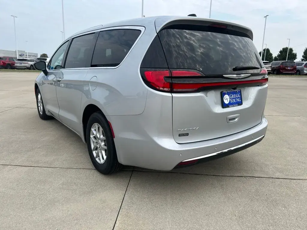 2026 Chrysler Pacifica Select photo 3