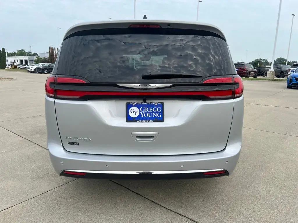 2026 Chrysler Pacifica Select photo 5
