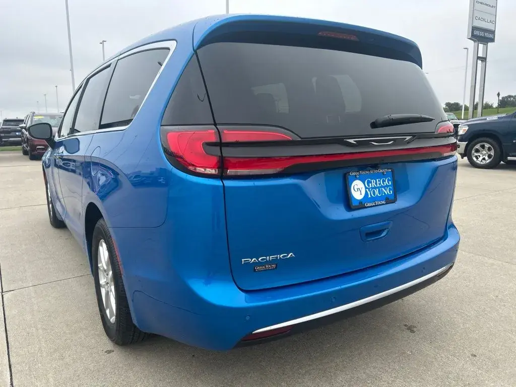 2027 Chrysler Pacifica Select photo 3