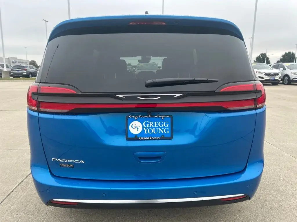 2027 Chrysler Pacifica Select photo 5
