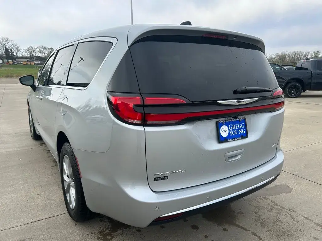 2026 Chrysler Pacifica Select AWD photo 3
