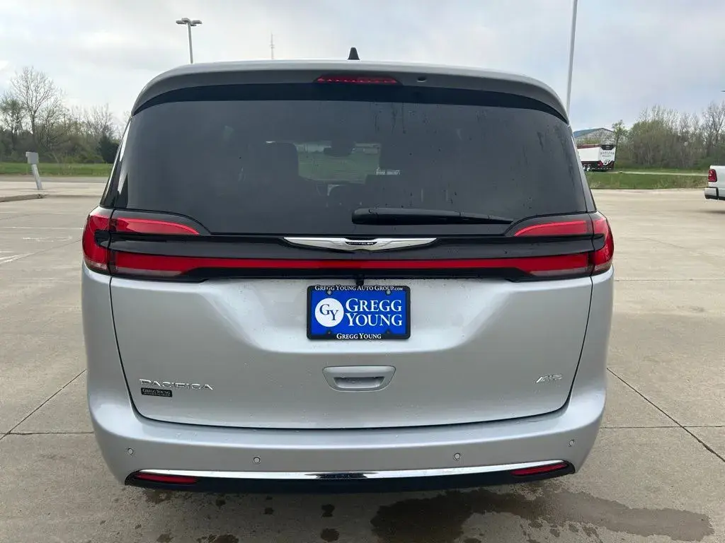 2026 Chrysler Pacifica Select AWD photo 5