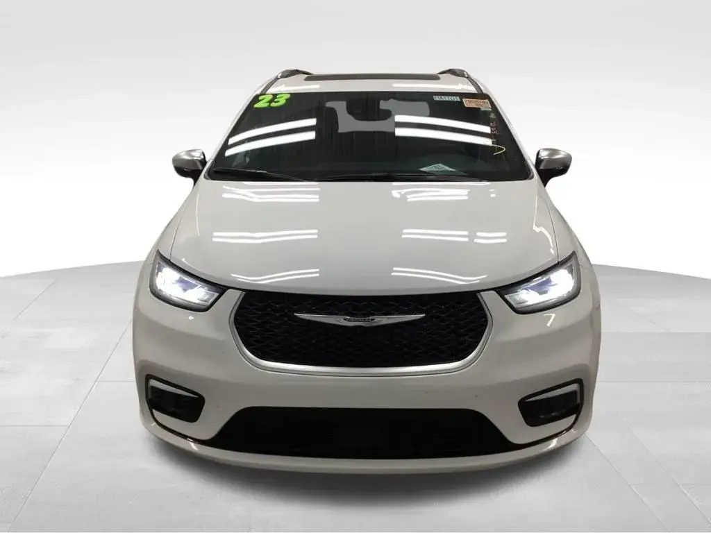 2023 Chrysler Pacifica Pinnacle AWD photo 3
