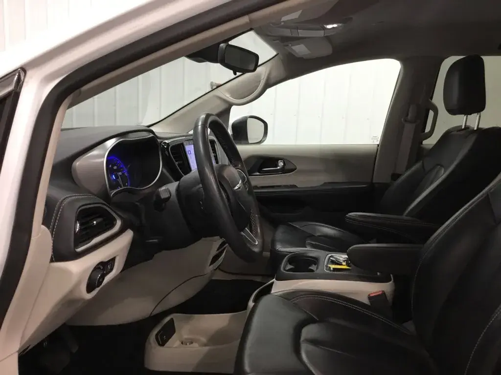 2023 Chrysler Pacifica Touring L AWD photo 5