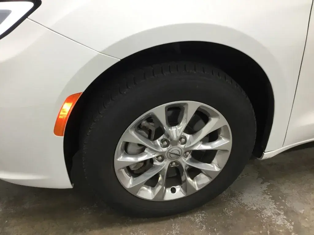 2023 Chrysler Pacifica Touring L AWD photo 4