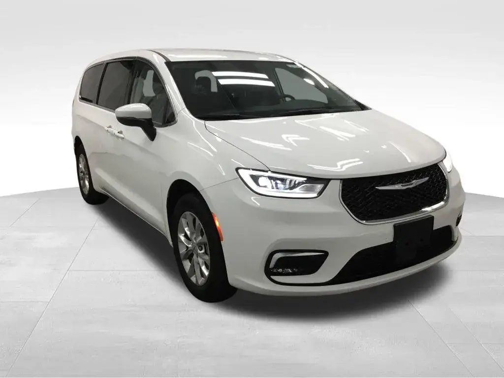 2023 Chrysler Pacifica Touring L AWD photo 3