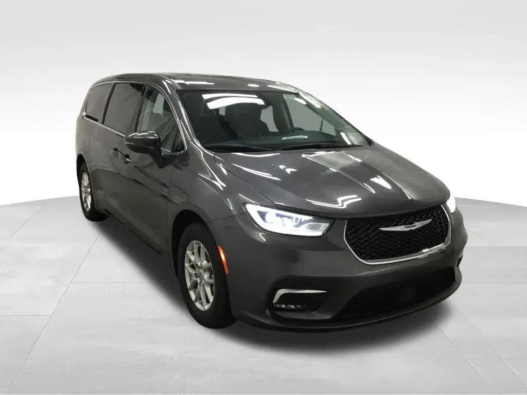 2023 Chrysler Pacifica Touring L photo 3