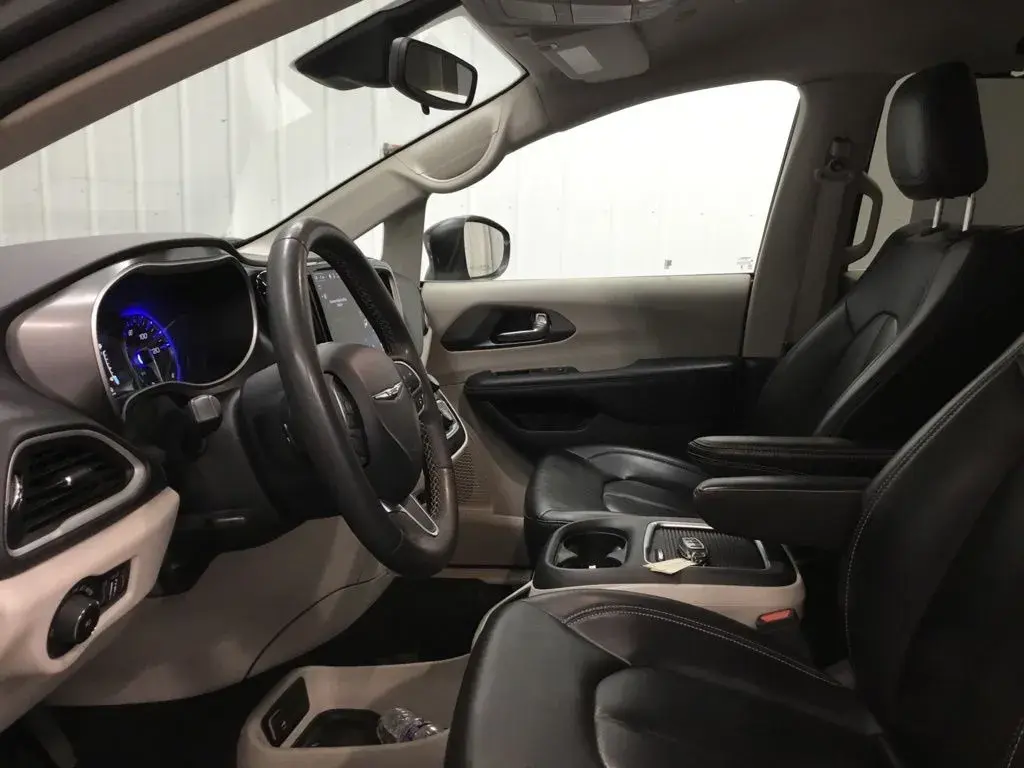 2023 Chrysler Pacifica Touring L photo 5