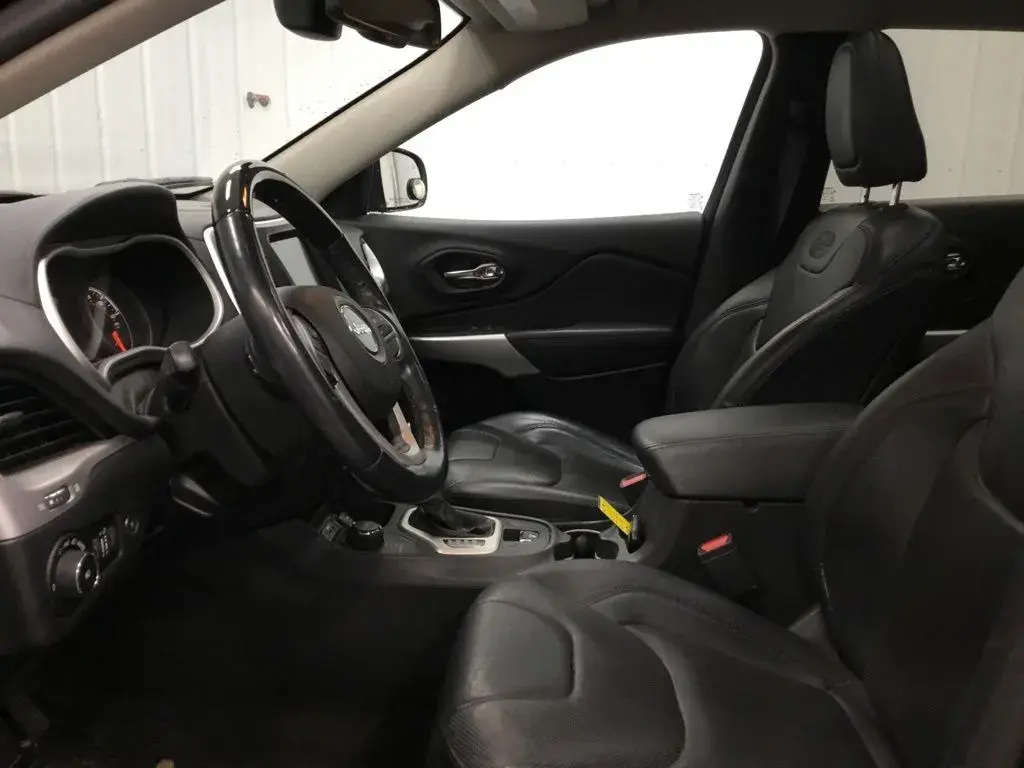 2018 Jeep Cherokee Overland 4WD photo 5