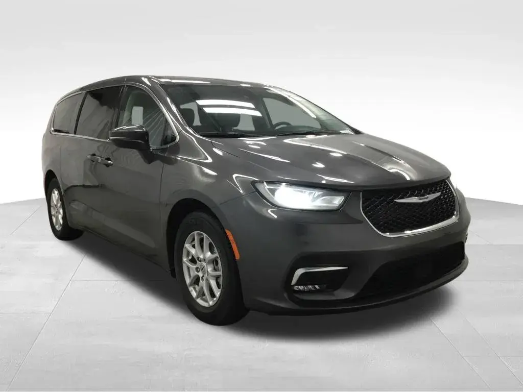 2023 Chrysler Pacifica Touring L photo 3