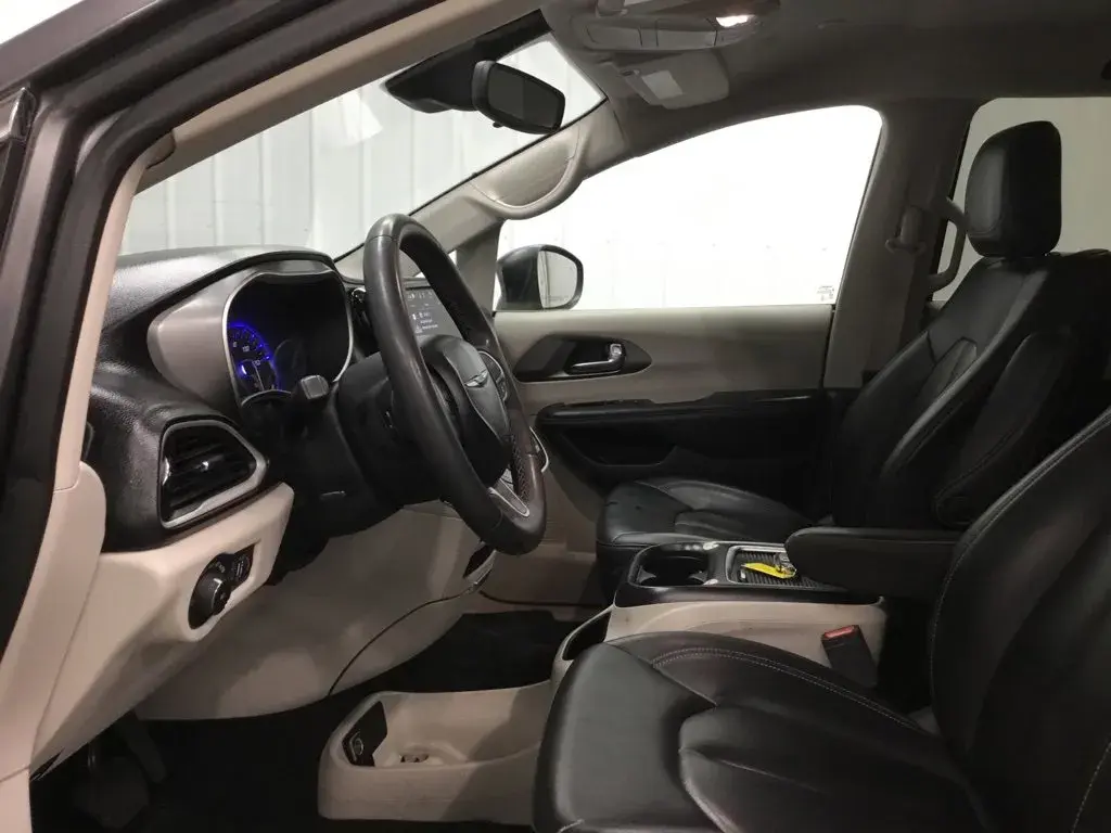 2023 Chrysler Pacifica Touring L photo 5